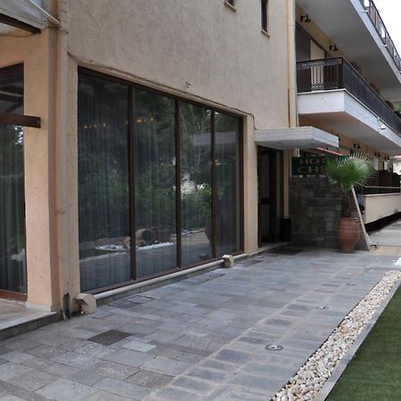 Hotel Chris Athena Bagian luar foto