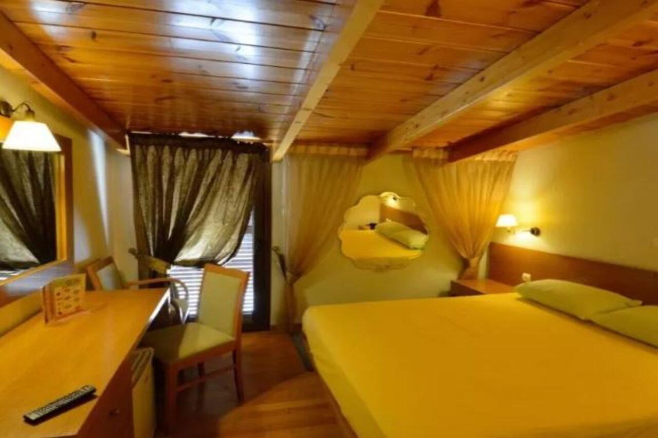 Hotel Chris Athena Bagian luar foto