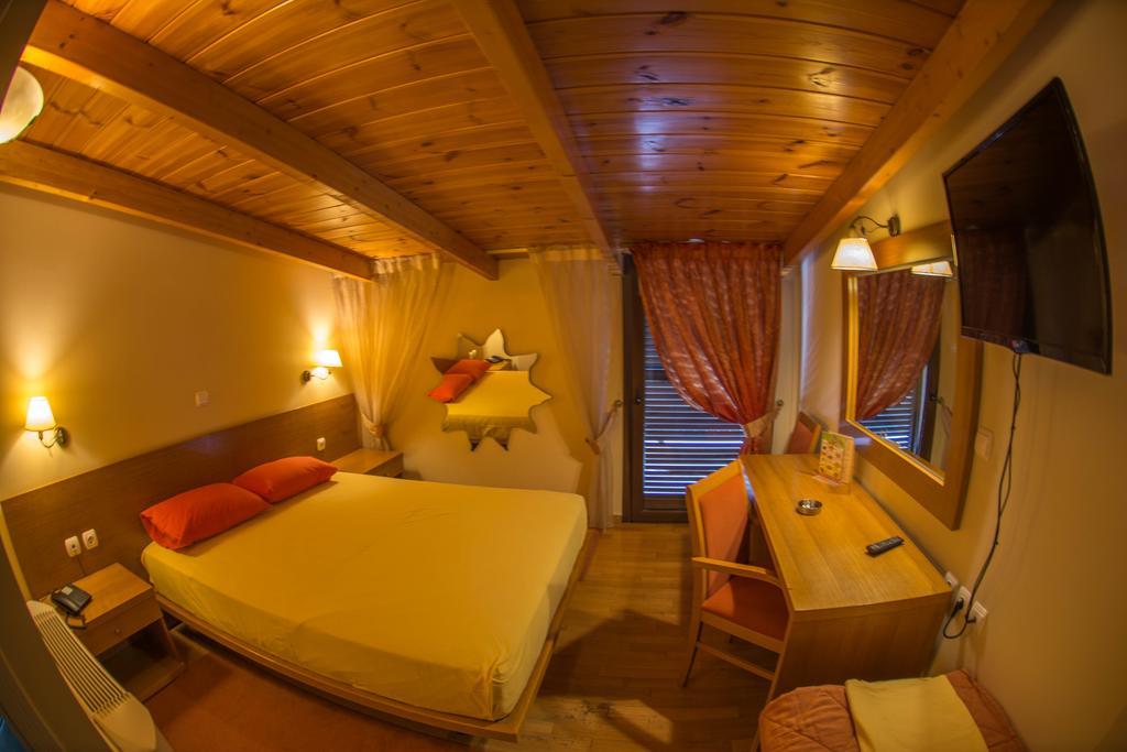 Hotel Chris Athena Ruang foto