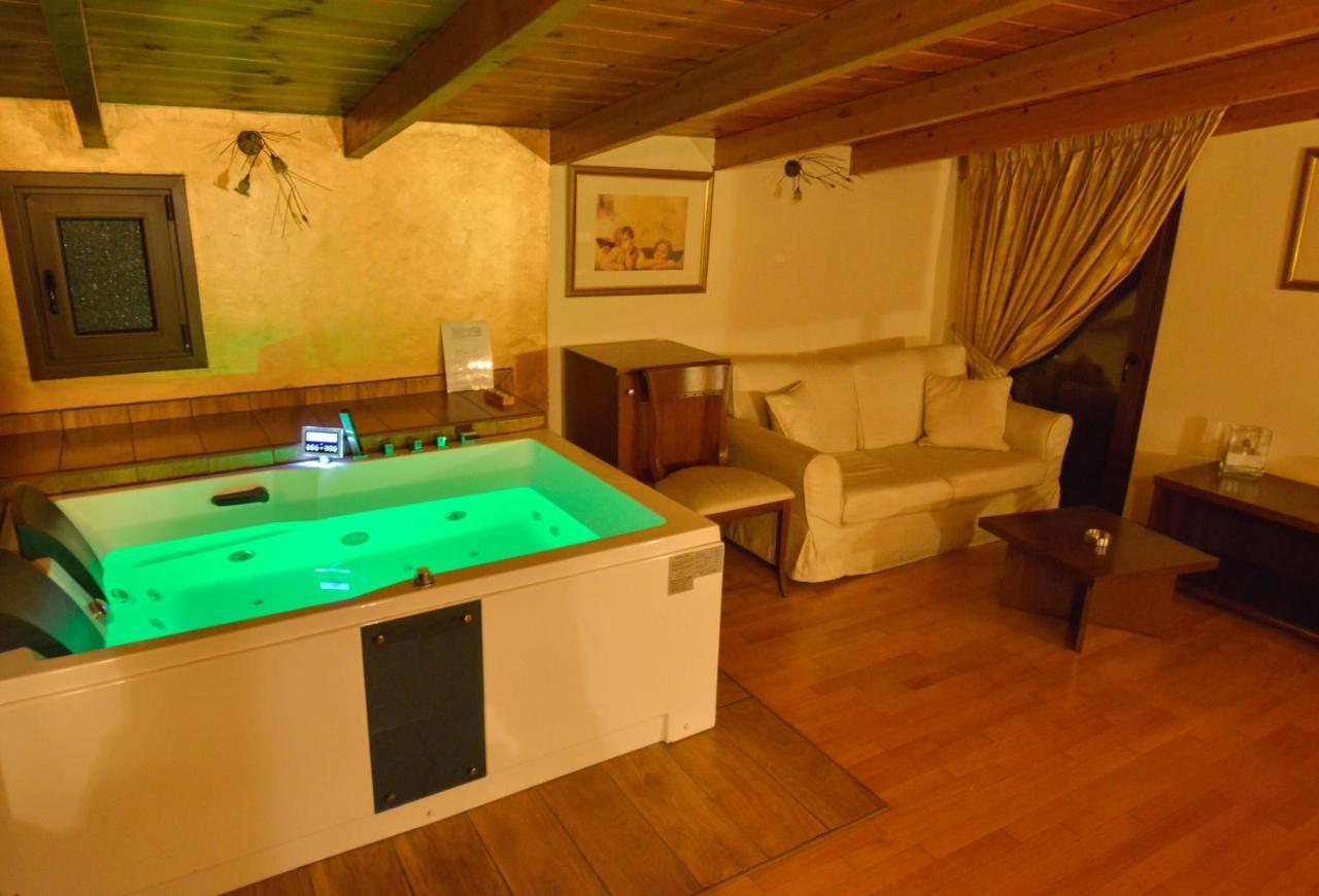 Hotel Chris Athena Bagian luar foto