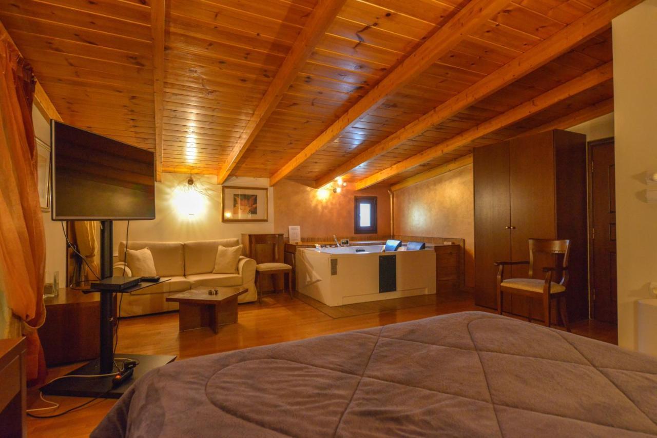 Hotel Chris Athena Bagian luar foto