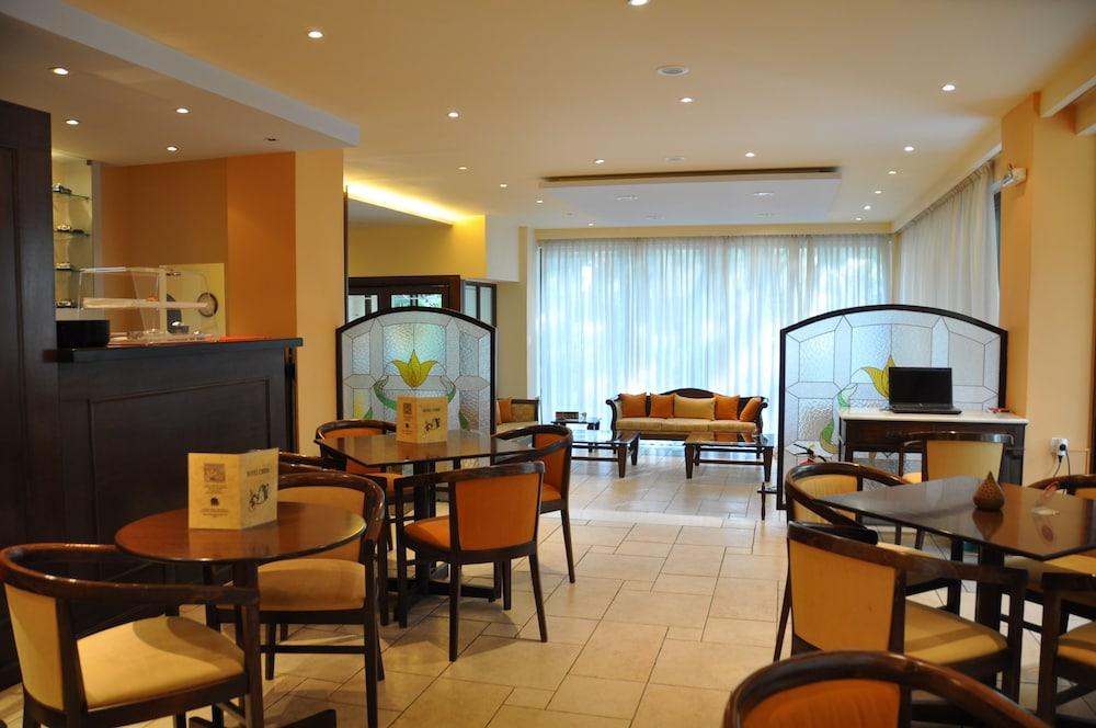 Hotel Chris Athena Bagian luar foto
