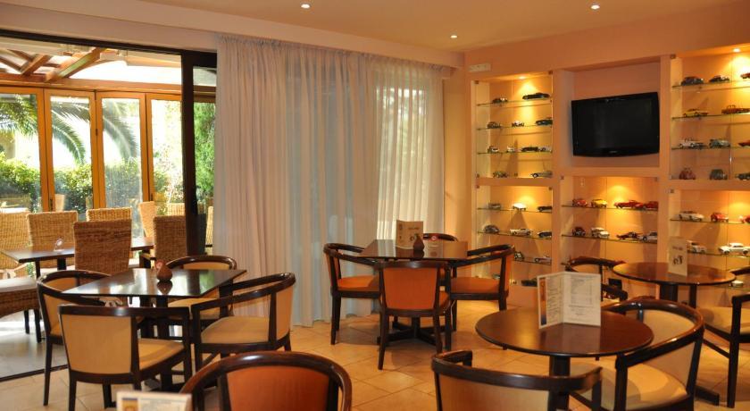 Hotel Chris Athena Bagian luar foto