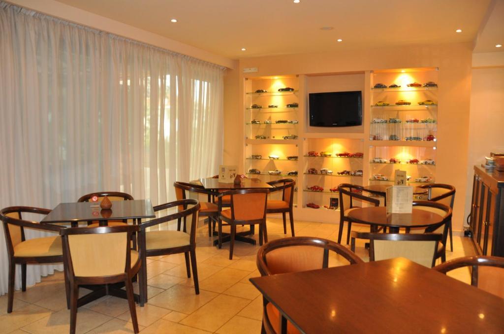Hotel Chris Athena Bagian luar foto