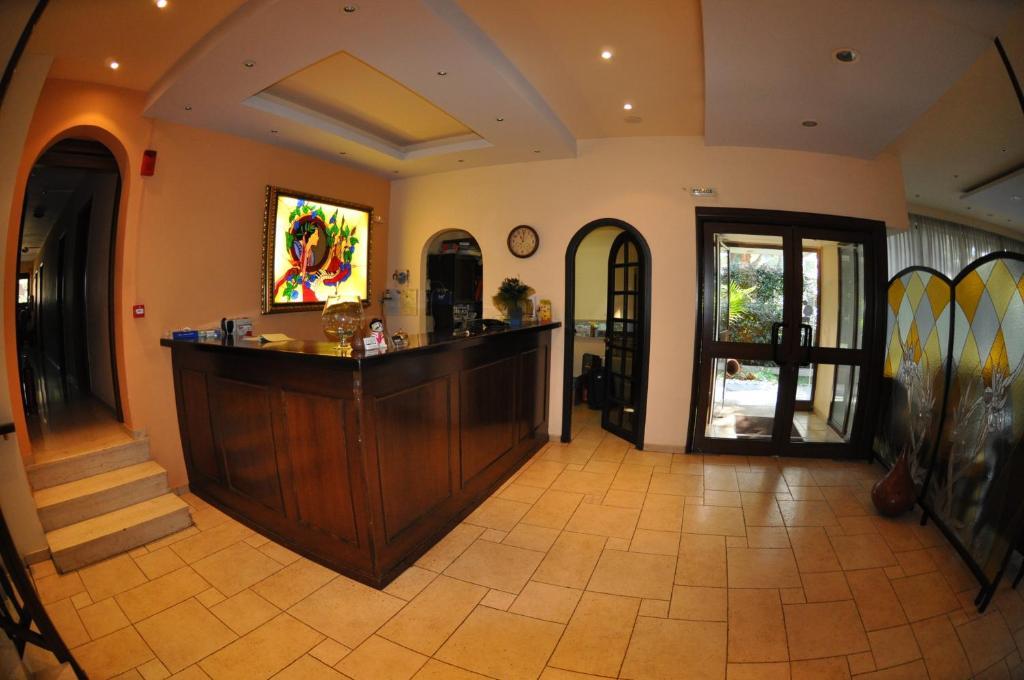 Hotel Chris Athena Bagian luar foto