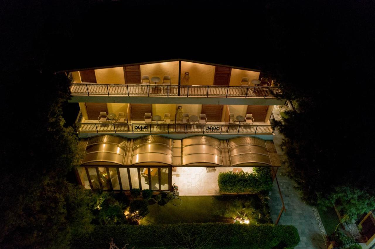 Hotel Chris Athena Bagian luar foto
