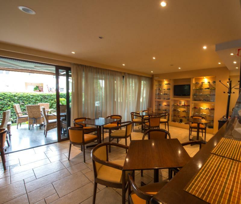 Hotel Chris Athena Bagian luar foto